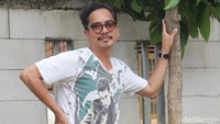 Jebolan Extravagaza tersebut mencoba peruntungan baru. Tapi gaya ini kok seperti lagi terserang encok. Foto: Ismail/detikHOT