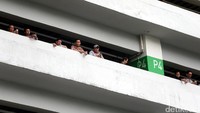 Beberapa warga mengabadikan aksi demo tersebut menggunakan kamera handphone.