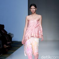 Koleksi busana Carmanita mengusung tema Love di IPMI Trend Show 2017. The Hall Lt. 8, Senayan City. Jakarta. [Foto: Mohammad Abduh/Wolipop]