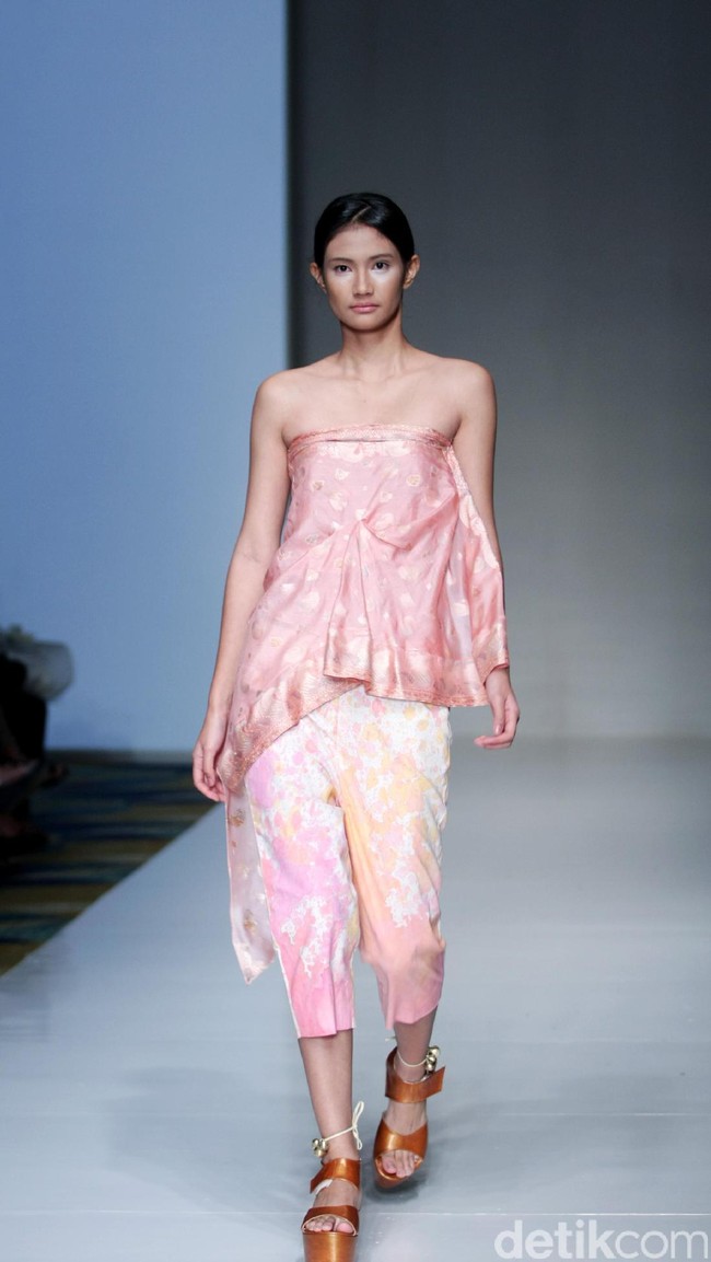 Koleksi busana Carmanita mengusung tema Love di IPMI Trend Show 2017. The Hall Lt. 8, Senayan City. Jakarta. [Foto: Mohammad Abduh/Wolipop]