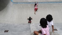 Beberapa bocah tengah memanjat arena skateboard park.