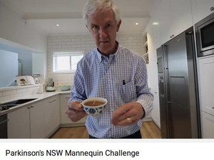 Begini Jadinya Kalau Pasien Parkinson Lakukan Mannequin Challenge