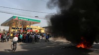 Warga membakar ban bekas di depan SPBU di San Miguel Totolcingo, Meksiko. Edgard Garrido/Reuters/detikFoto.