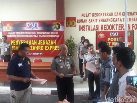  Penyerahan jenazah korban terbakarnya KM Zahro Express di RS Polri, Kamis (5/1/2017)