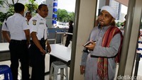 Sekjen DPP Front Pembela Islam (FPI) Novel Bamukmin menyatakan kesalahan frasa Fitsa Hats bukan dari dirinya. Pelapor Basuki Tjahaja Purnama (Ahok) dalam kasus dugaan penistaan ini mengatakan bahwa tulisan yang seharusnya Pizza Hut itu diketik oleh penyidik Bareskrim Polri.