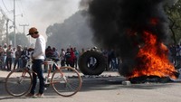 Beberapa ban bekas dibakar di tengah jalan di San Miguel Totolcingo, Meksiko. Edgard Garrido/Reuters/detikFoto.