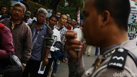 Antrean warga yang akan mengurus STNK dan BPKB mengular hingga ke halaman Ditlantas Polda Metro Jaya.