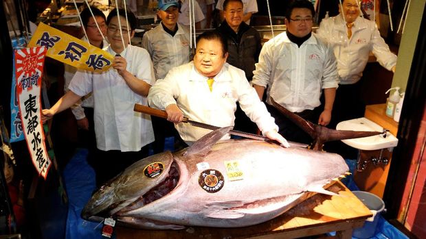 Kiyoshi Kimura bersama tuna bluefin seharga Rp 8,5 miliar