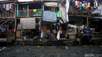 Hal ini menandakan jumlah penduduk miskin di kawasan pedesaan lebih banyak bahkan hampir dua kali lipat dibandingkan dengan penduduk miskin yang berada di perkotaan. Berdasarkan sebarannya antar pulau, penduduk miskin dominan bermukim di Maluku, serta Papua.