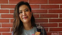 Oppie berpose dua jari saat ditemui usai bernyanyi.
