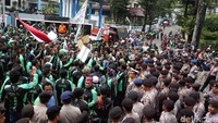 Demo ini mendapat penjagaan dari aparat kepolisian.