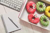 Karyawan Banyak Duduk, Bos Dianjurkan Sediakan Buah dan Kacang Saat Rapat di Kantor