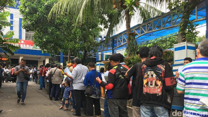 Jelang Kenaikan Tarif, Ribuan Warga Antre Urus BPKB