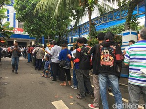 Jelang Kenaikan Tarif, Ribuan Warga Antre Urus BPKB