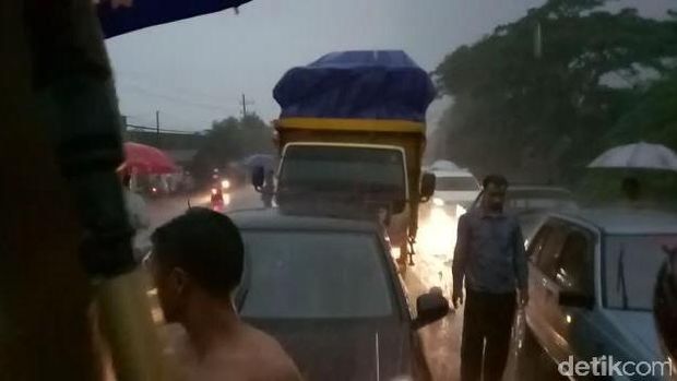 Ngerinya Banjir Lumpur di Jalur Pasuruan-Malang