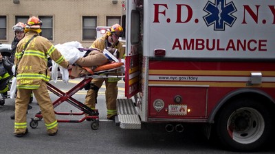 Evakuasi Korban Kecelakaan Kereta Api di New York