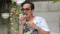 Meski jadi sutradara, Indra tetap kocak. Foto: Ismail/detikHOT