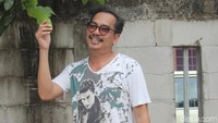 Indra kini sibuk bekerja di belakang layar dalam pembuatan sebuah film. Foto: Ismail/detikHOT