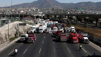 Pengemudi truk memblokir jalan tol di Cuatitlan Izcalli, Meksiko. Carlos Jasso/Reuters/detikFoto.