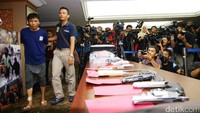 Tak hanya tersangka, barang bukti juga dihadirkan mulai dari senjata api hingga senjata tajam.