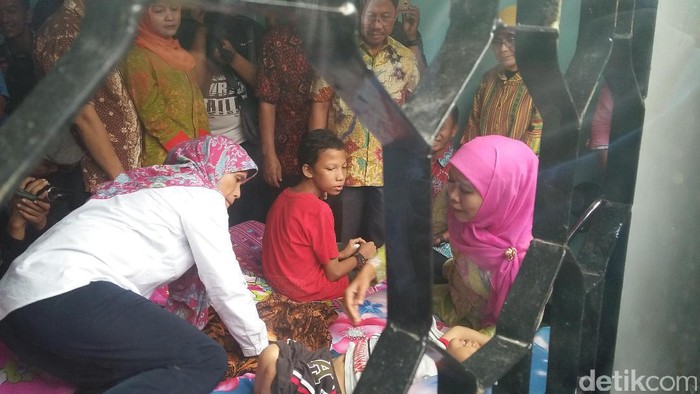 Mensos Temui Dua Anak yang Ditinggal Ortunya di Tangerang