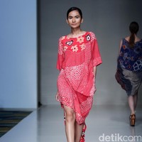 Koleksi busana Carmanita mengusung tema Love di IPMI Trend Show 2017. The Hall Lt. 8, Senayan City. Jakarta. [Foto: Mohammad Abduh/Wolipop]