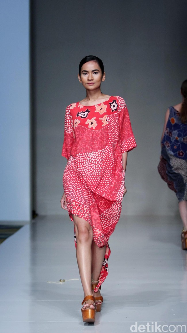 Koleksi busana Carmanita mengusung tema Love di IPMI Trend Show 2017. The Hall Lt. 8, Senayan City. Jakarta. [Foto: Mohammad Abduh/Wolipop]