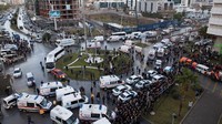 Warga berkerumun di sekitar lokasi. Mobil ambulans dan polisi juga terparkir di sekitar lokasi. Pool/Tuncay Dersinliogl/Reuters/detikFoto.