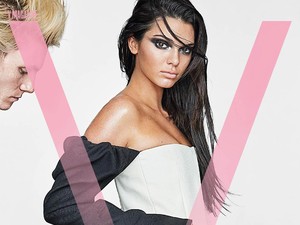Kendall Jenner Bertato Ular Besar di Pahanya