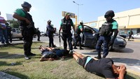 Pemerintahan negara bagian Mexico yang melingkupi ibukota Mexico City, menyatakan seperti dilansir kantor berita AFP,  bahwa 161 orang telah ditahan atas berbagai aksi vandalisme dan penjarahan di toko-toko di enam wilayah. REUTERS/Stringer.