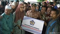 Usai memberikan kuliah umum, Sri Mulyani langsung mengunjungi lokasi pengungsi gempa di Kuta Pangwa, Pidie Jaya, Aceh. Ia juga menyerahkan bantuan kemanusiaan secara simbolis kepada masyarakat di sana.