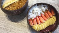 Tiap smoothie bowl disajikan dalam batok kelapa. Harganya berkisar dari Rp 65.000-85.000. Porsinya yang besar dijamin memuaskan!