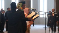 Sugeng dan Rosmaya Hadi mengucapkan sumpah jabatan.