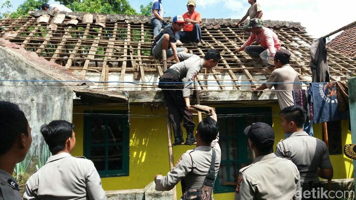 Polisi Bantu Perbaiki Rumah Warga yang Diterjang Puting Beliung di Subang