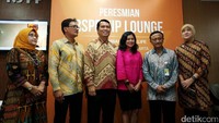 Fasilitas VIP Lounge BNI Life ini merupakan hasil kerjasama antara Rumah Sakit dan Perusahaan Asuransi pertama di Indonesia serta sebagai wujud komitmen perseroan dalam meningkatkan service of excellence bagi nasabah, khususnya nasabah prioritas BNI Life yang saat ini berjumlah total 8.535 nasabah.