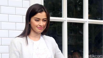 Wuzz, Cantiknya Kimberly Ryder Saat Rambutnya Tertiup Angin