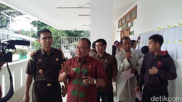 Pudjoharsoyo (memakai batik warna merah) dalam sebuah acara di PN Jakbar beberapa waktu lalu (vino/detikcom)
