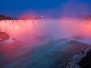Begini Penampilan Spektakuler Air Terjun Niagara Kala Malam