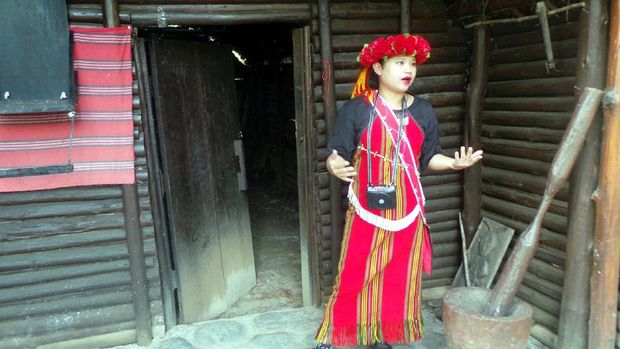 Pemandu kami menjelaskan soal ritual pernikahan unik Suku Atayal (Wahyu/detikTravel)