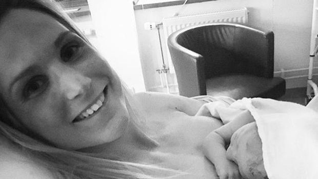 Wow! Ibu Ini Lakukan <i>Chin Up</i> Saat Hamil 41 Minggu