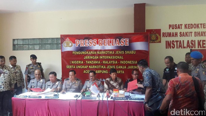Kessy Penelan 66 Kapsul Sabu Ditangkap, 2 Lainnya Ditembak