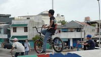 Di sana ia juga memotret anak muda yang asik bermain BMX. (Dok. Instagram/gadiiing)