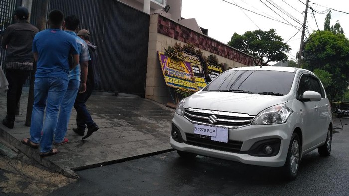 Pra-rekonstruksi, 10 Adegan Diperagakan di Depan Rumah Ir Dodi