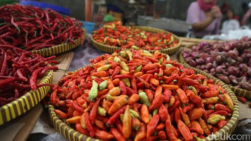 Para pedagang sayur menjual cabai rawit merah Rp 120.000/kg di Pasar Kebayoran Lama, Jakarta, Jumat (6/1/2017). Sementara untuk rawit merah yang dicampur dengan rawit biasa dijual Rp 90.000/kg.