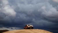 Sylvio Barros (Brasil) melajukan Mini X_Raid miliknya di atas sebuah bukit pada wilayah tak bernama yang terletak antara San Salvador de Jujuy (Argentina) dan Tupiza (Bolivia) (Foto: Dan Istitene/Getty Images).