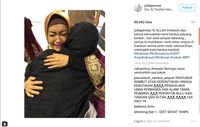 Umrah Bareng, Julia Perez Peluk Ria Irawan Sambil Menangis
