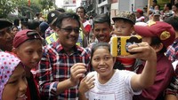 Warga meminta berfoto bersama. Menurut warga selama ini program yang diterapkan oleh pasangan petahana itu berhasil membangun Jakarta menjadi kota yang lebih baik. (Dok. timses Ahok-Djarot)
