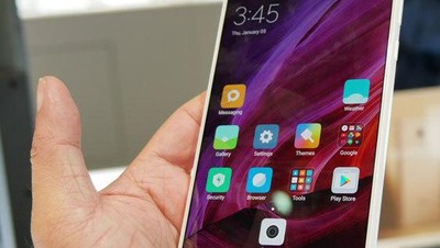Pose Seksi Xiaomi Mi Mix Berkelir Putih