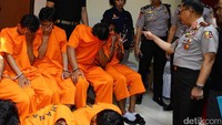 Kapolri Jenderal Tito Karnavian menghadirkan belasan pengedar ganja dalam jumpa pers di RS Polri dr Sukanto, Jl Raya Bogor, Jakarta Timur, Jumat (6/1/2017).