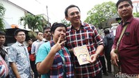 Seperti biasa ia tampil mengenakan setelan kemeja kotak-kotak yang khas.